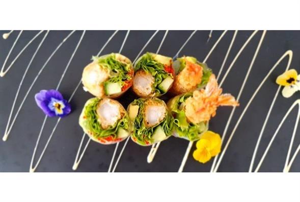 Rispapirrulle med tempura rejer